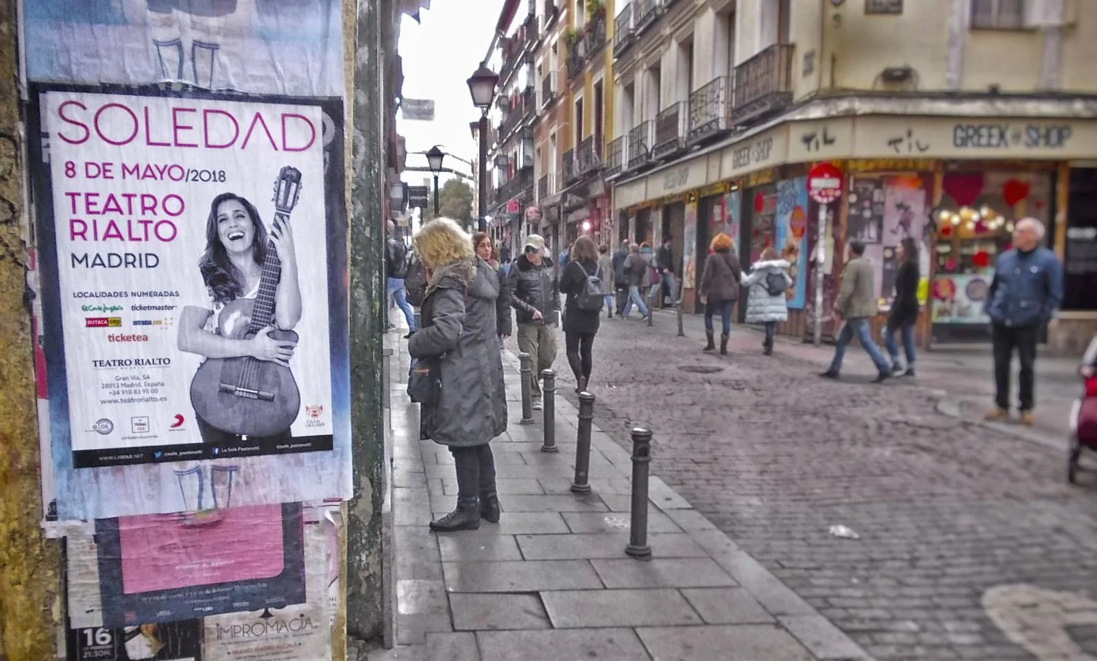 Afiche en vía pública — esquina de Madrid
