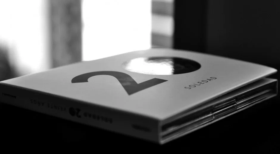 El objeto terminado — digipack en luz natural