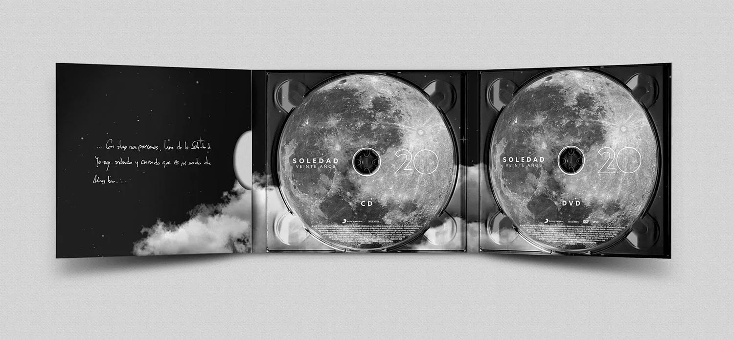 Digipack abierto — retrato, lomo y tracklist