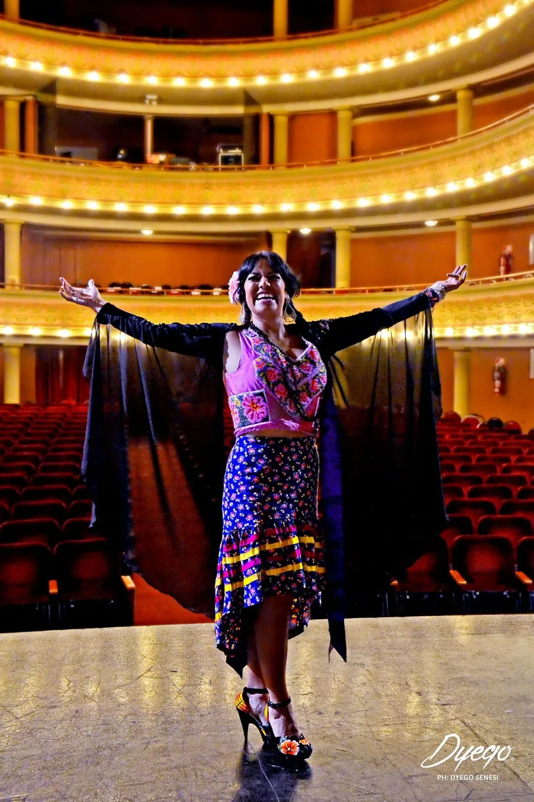 Lila Downs — brazos abiertos en el teatro