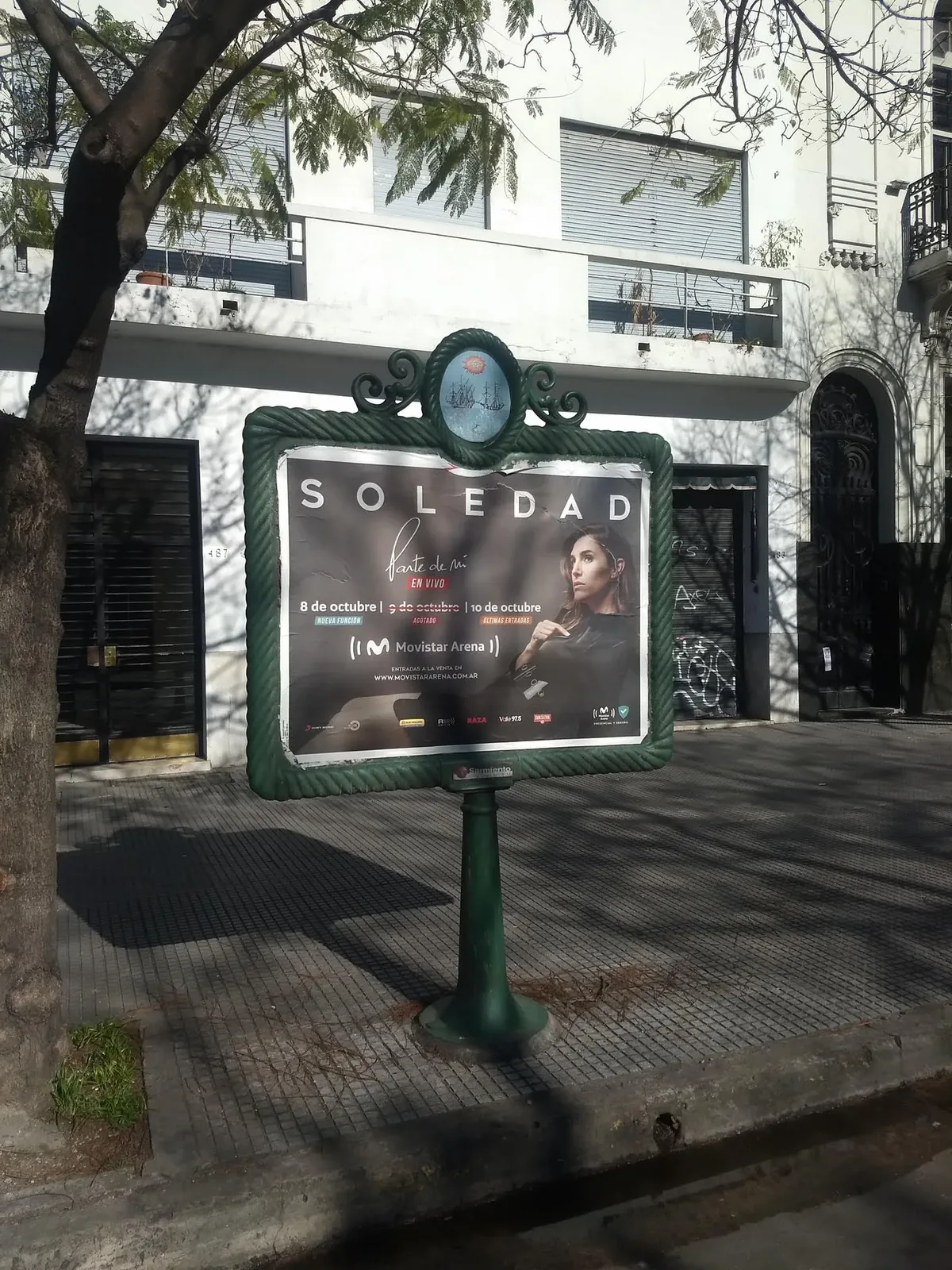 Vía pública — poste Sarmiento