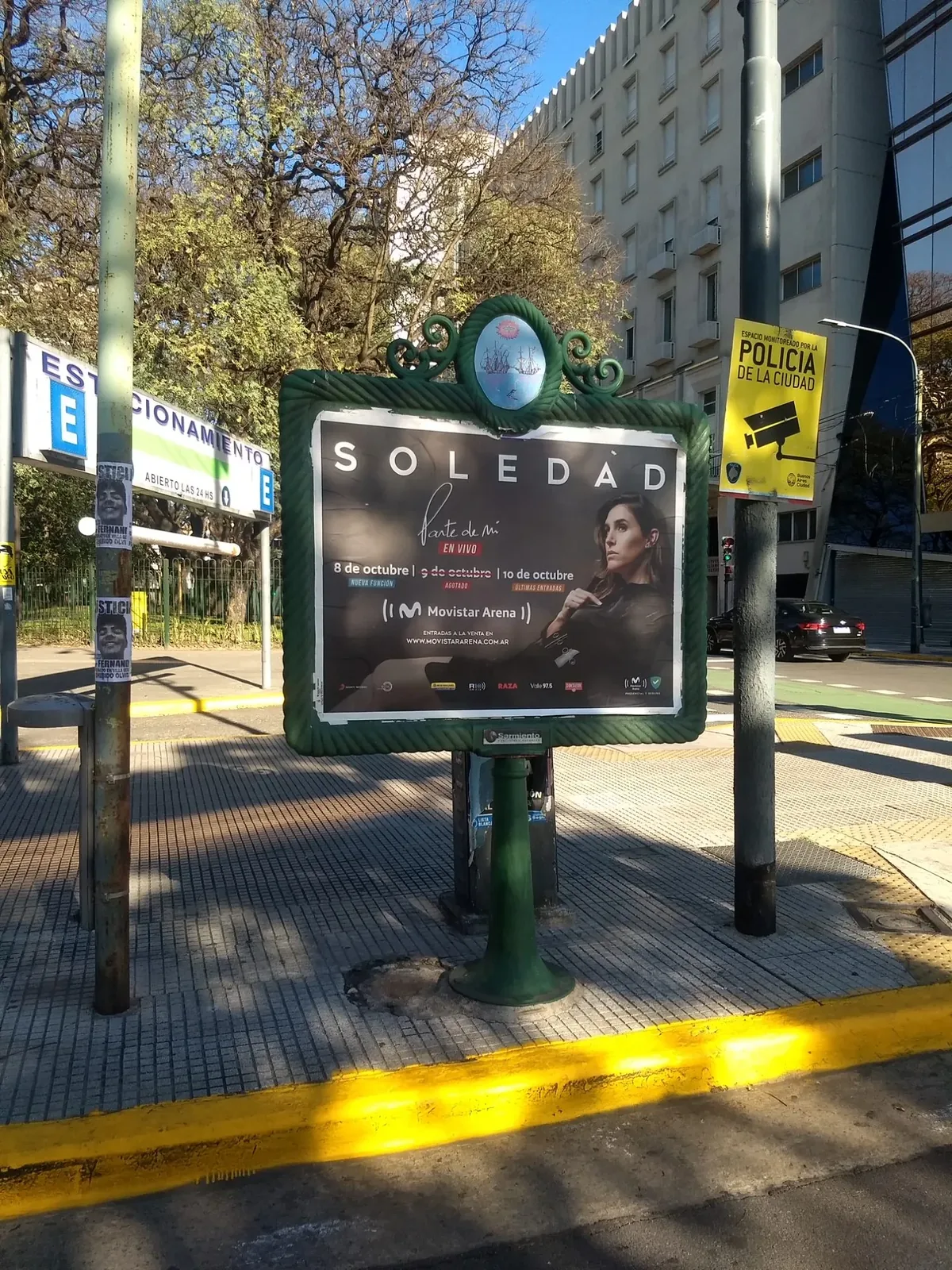 Vía pública — poste Sarmiento